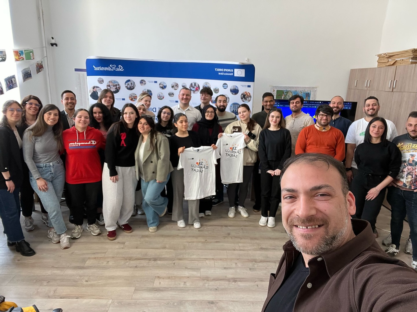 30 de lucrători de tineret din 12 țări, la Europe Direct Râmnicu Sărat: training despre democrație și participare civică